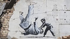 Banksy híressé vált graffitije az ukrajnai Borodianka szétlőtt lakónegyedében
