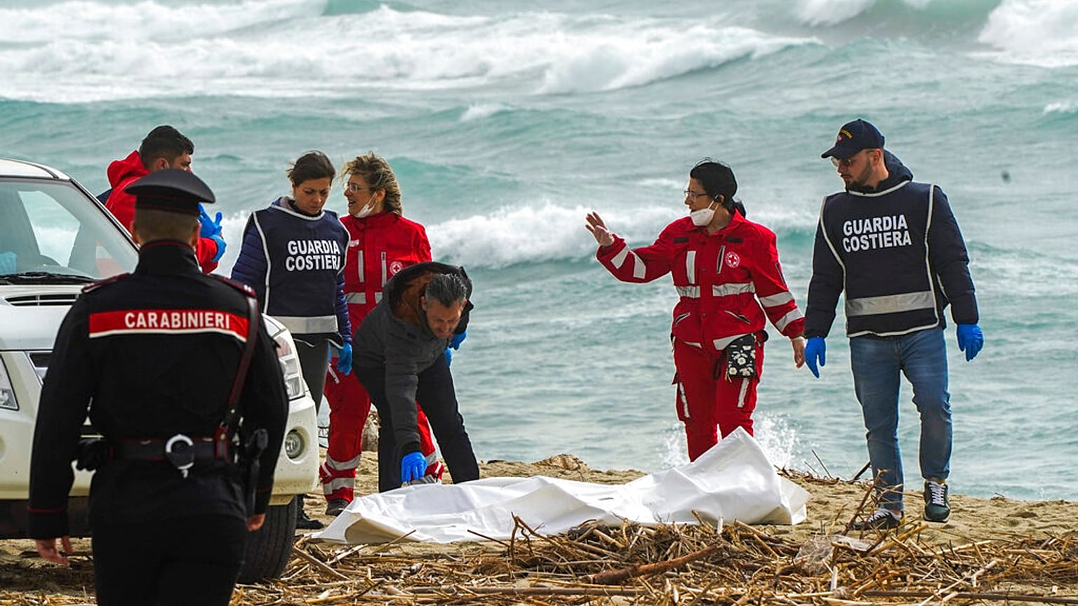İtalya'nın Calabria açıklarında parçalanan teknede yüzden fazla göçmen bulunduğu bildirildi