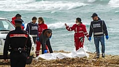 İtalya'nın Calabria açıklarında parçalanan teknede yüzden fazla göçmen bulunduğu bildirildi