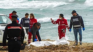 İtalya'nın Calabria açıklarında parçalanan teknede yüzden fazla göçmen bulunduğu bildirildi