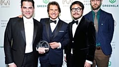 Tom Cruise Herşey Her Yerde Aynı Anda filminin oyuncuları ve yönetmeni ile birlikte