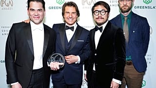 Tom Cruise Herşey Her Yerde Aynı Anda filminin oyuncuları ve yönetmeni ile birlikte