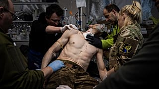 Pessoal médico assiste militar ferido em combate perto de Bakhmut, no leste da Ucrânia