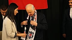 MHP Genel Başkanı Devlet Bahçeli'ye bir partili tarafından Beşiktaş atkısı takılmıştı