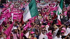 Manifestantes antigubernamentales  en la plaza principal de Ciudad de México, El Zócalo, el domingo 26 de febrero de 2023.