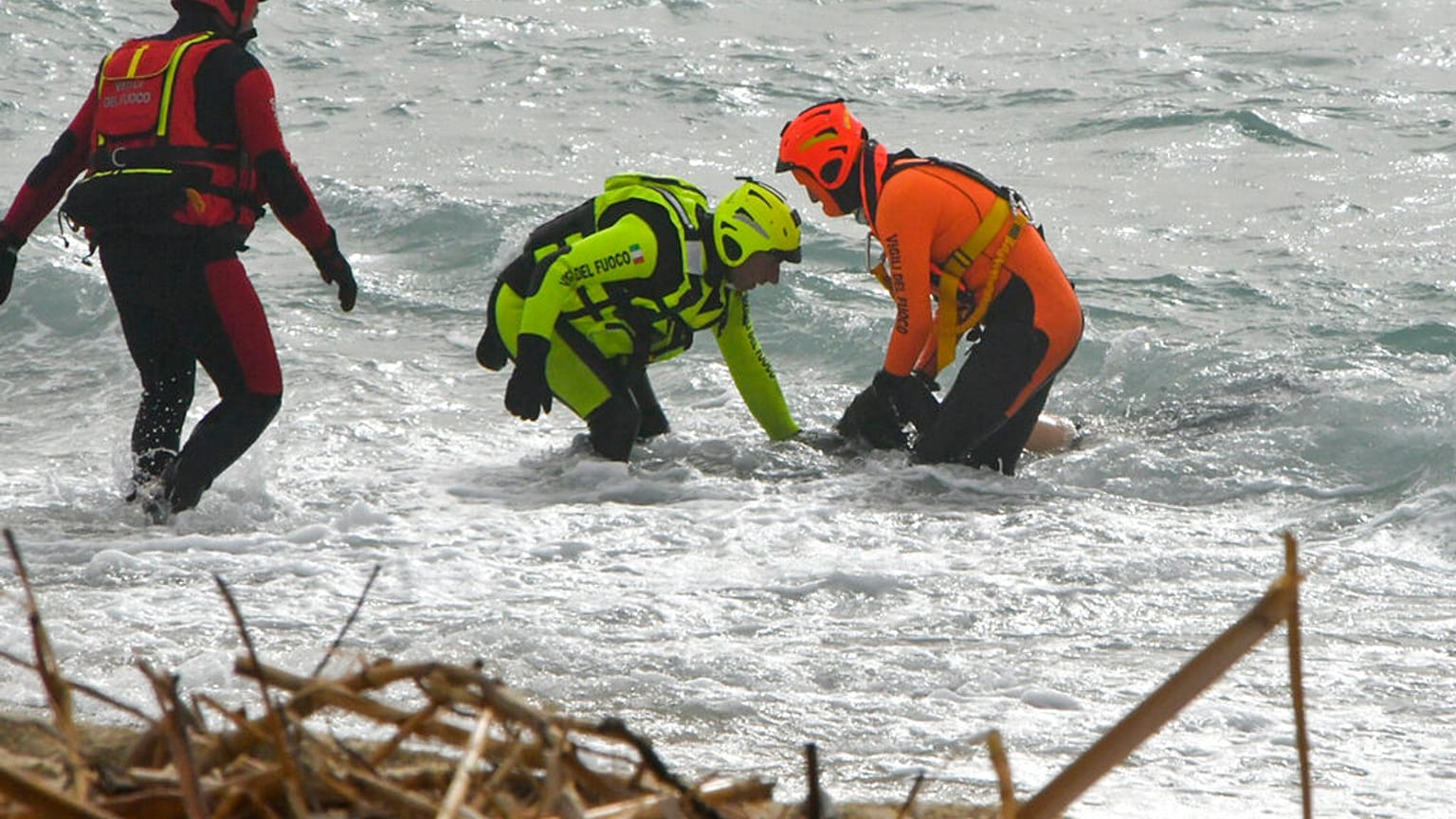 Des secouristes sur une plage près de Cutro, Italie, le 26 février 2023