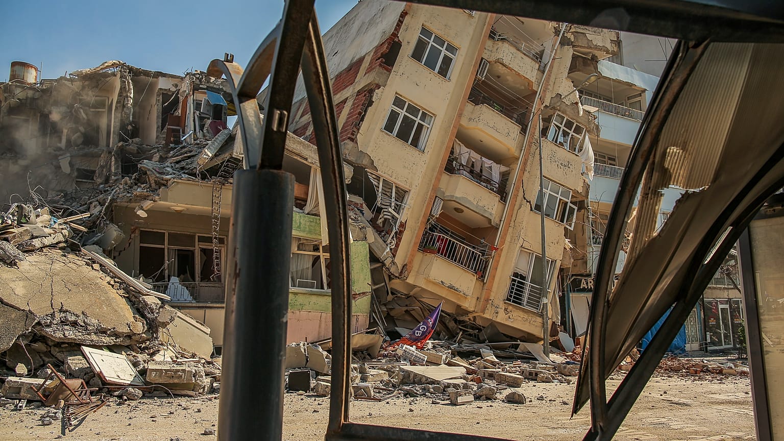 مبنى مدمر يتكئ على منزل مجاور في أعقاب الزلزال الذي ضرب سمانداغ، جنوب تركيا، الأربعاء 22 فبراير/شباط 2023.