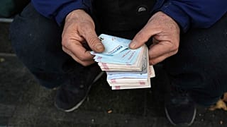 Курс иранской валюты опустился до 600 тысяч риалов за доллар