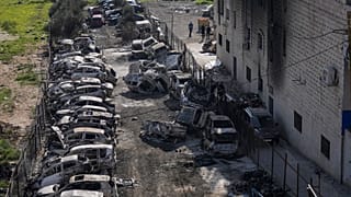 Сожженные автомобили в палестинском городе Хауара