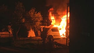 Mehrere Fahrzeuge gingen in Flammen auf