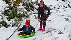 A hétéves Aaron Lee anyukájával játszika hóban a Deukmejian Wilderness Park-ban 2023. február 26-án
