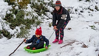 A hétéves Aaron Lee anyukájával játszika hóban a Deukmejian Wilderness Park-ban 2023. február 26-án