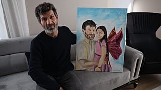 Hançer'in kızı Irmak'ın babasının yanında melek olarak resmedildiği bir tablo oturma odalarında asılı