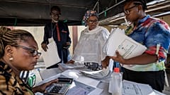 Recuento de votos a mano en una mesa electoral en Lagos, Nigeria, el domingo. 