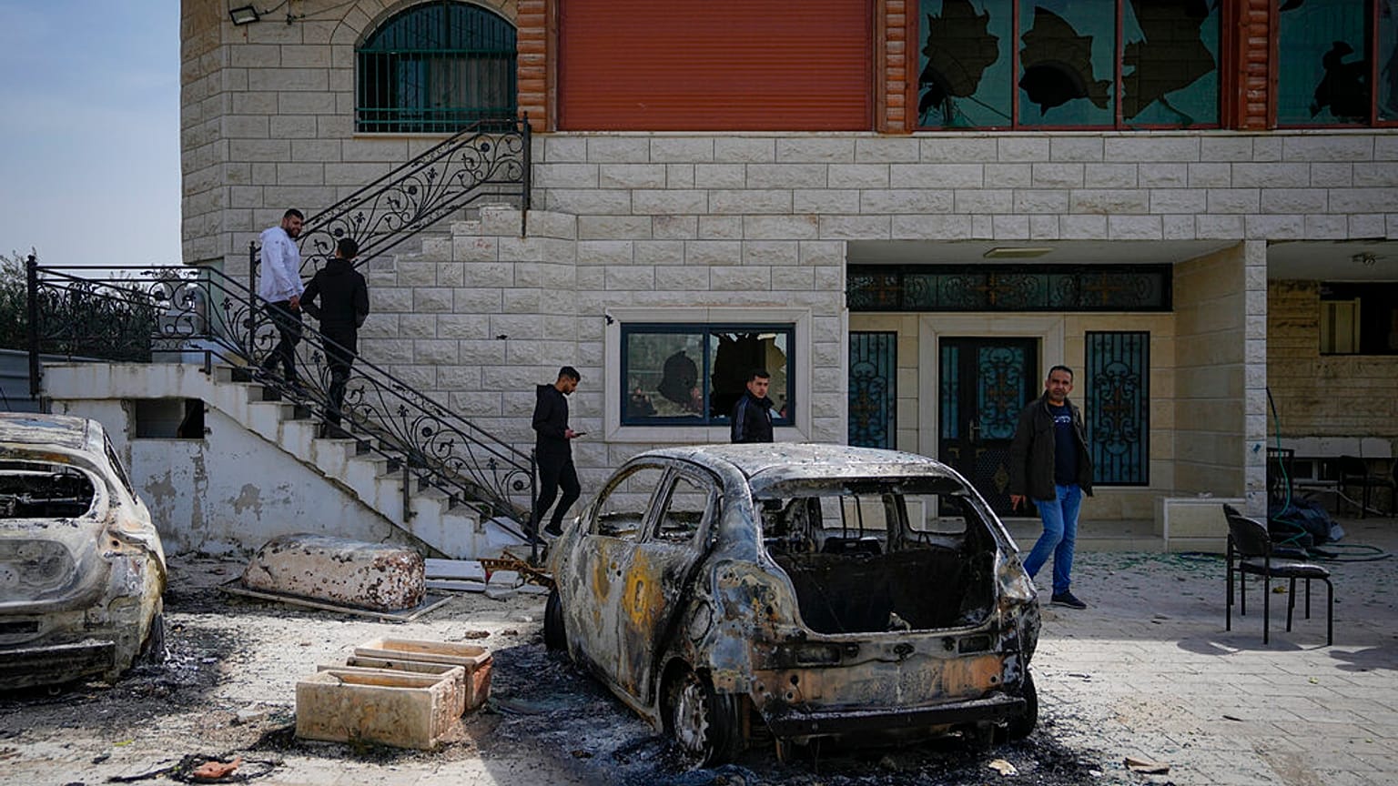 Destrozos tras el ataque de colonos en Hawara, cerca de la ciudad cisjordana de Nablus