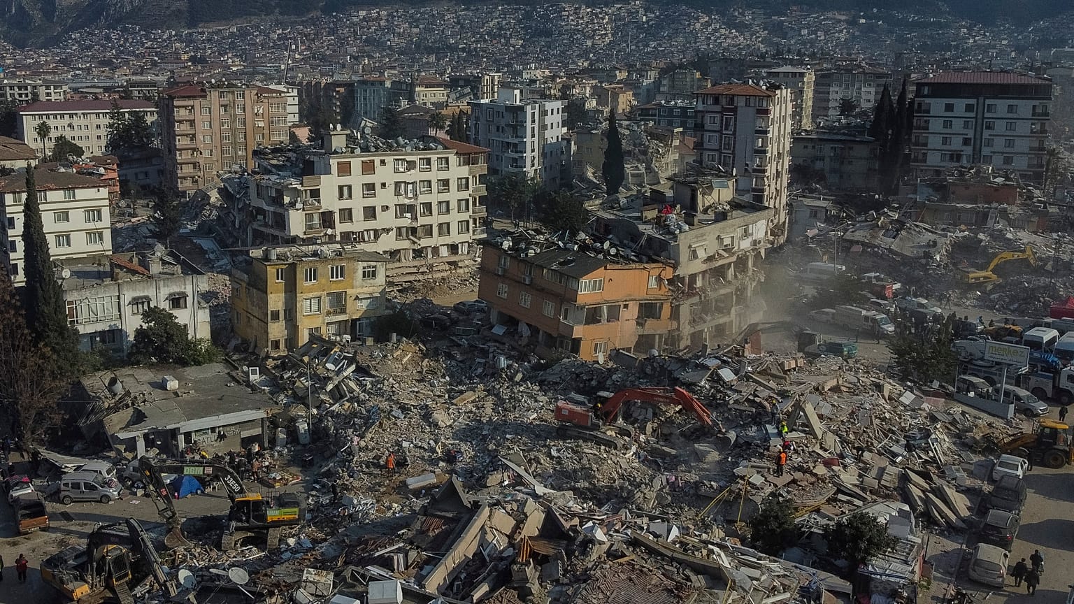 Deprem bölgesinde yürütülen hasar tespit çalışmalarında 144 binden fazla binanın ağır hasarlı olduğu bildirildi