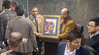 کارمندان سفارت افغانستان در ایران، هنگام خروج از این سفارت‌خانه عکس احمدشاه مسعود را با خود بردند