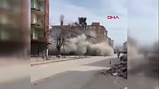 لحظة انهيار المبنى في تركيا