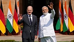 Almanya Başbakanı Olaf Scholz ve Hindistan Başbakanı Narendra Modi (sağda)