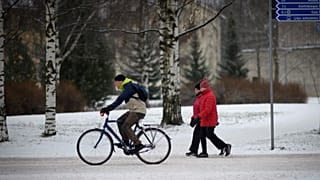 Finlandiya'da bisiklet süren bir kişi