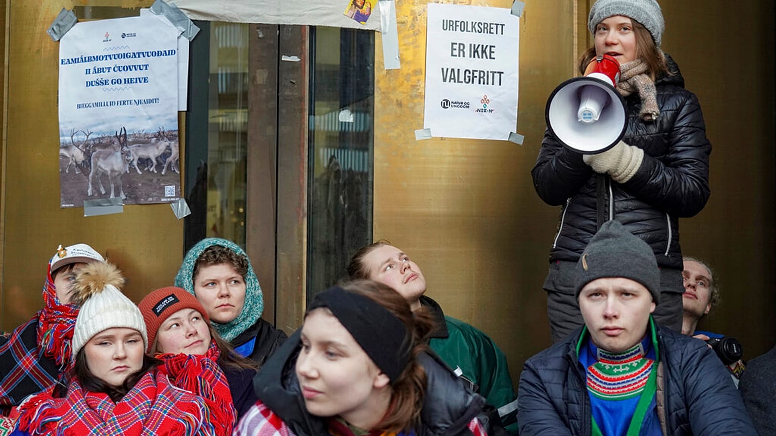 Greta Thunberg svéd klímaaktivista a hangosbeszélőnél