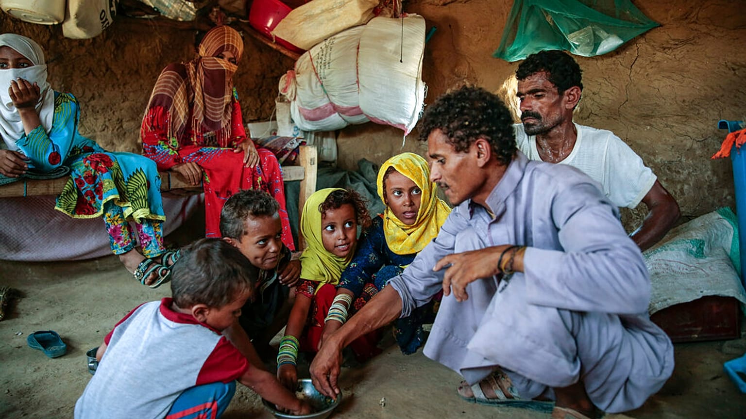  رجل يطعم أطفاله في اليمن، الخميس 20 يونيو 2019 