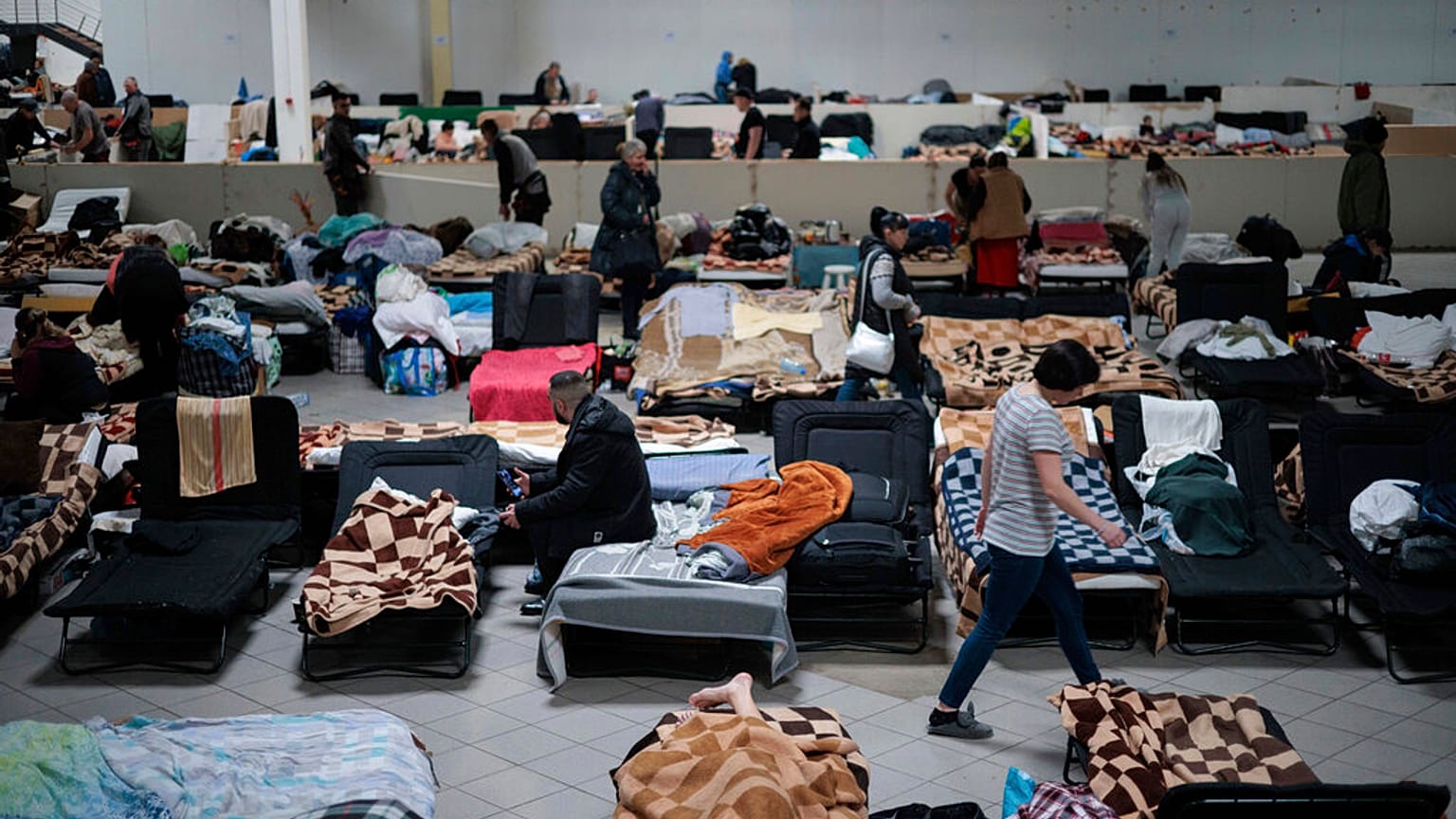 Ukrán menekültek a Varsóhoz közeli Nadarzsinban lévő menekültszálláson, 2023. február 14-én
