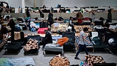 Ukrán menekültek a Varsóhoz közeli Nadarzsinban lévő menekültszálláson, 2023. február 14-én