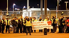 "Schluss mit Überlastung" forderten Verdi-Mitglieder vor dem Flughafen Köln/Bonn
