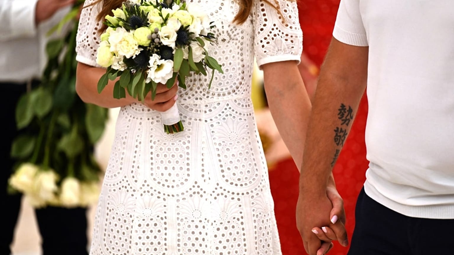 Una pareja camina hacia el altar el día de su boda