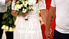 Una pareja camina hacia el altar el día de su boda