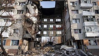 Жилой дом, разрушенный российскими войсками, в Бахмуте, Украина, пятница, 24 февраля 2023 года