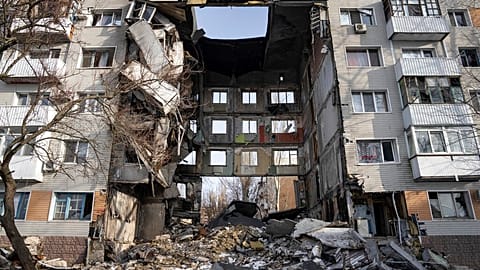 Жилой дом, разрушенный российскими войсками, в Бахмуте, Украина, пятница, 24 февраля 2023 года