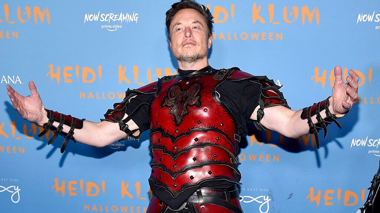 Elon Musk Heidi Klum éves halloween-partiján, 2022-ben
