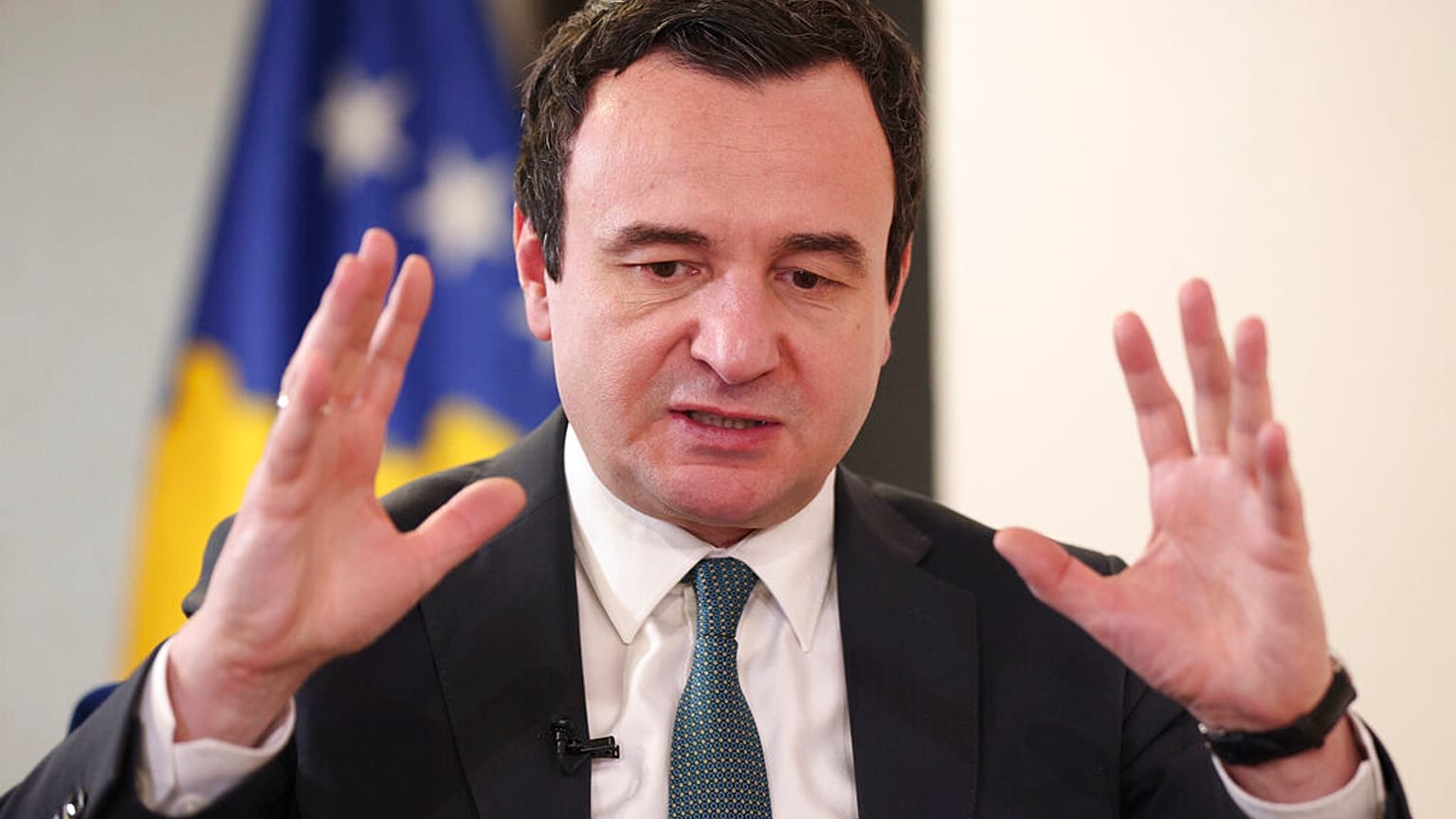 Archivo. El Primer Ministro de KosovoAlbin Kurti, habla durante una entrevista con The Associated Press en la capital, Pristina, Kosovo.