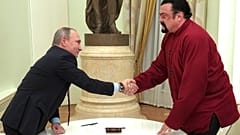 Seagal 2016 novemberében személyesen is találkozott Putyinnal a Kreml-ben