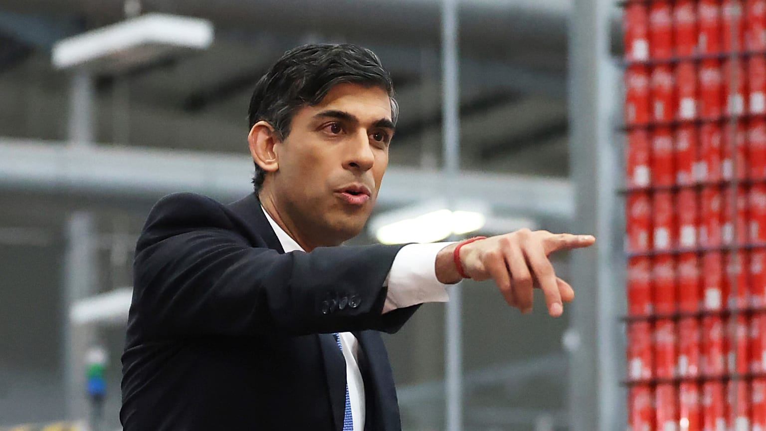Rishi Sunak brit miniszterelnököt helyi üzletemberek kérdezik Belfastban