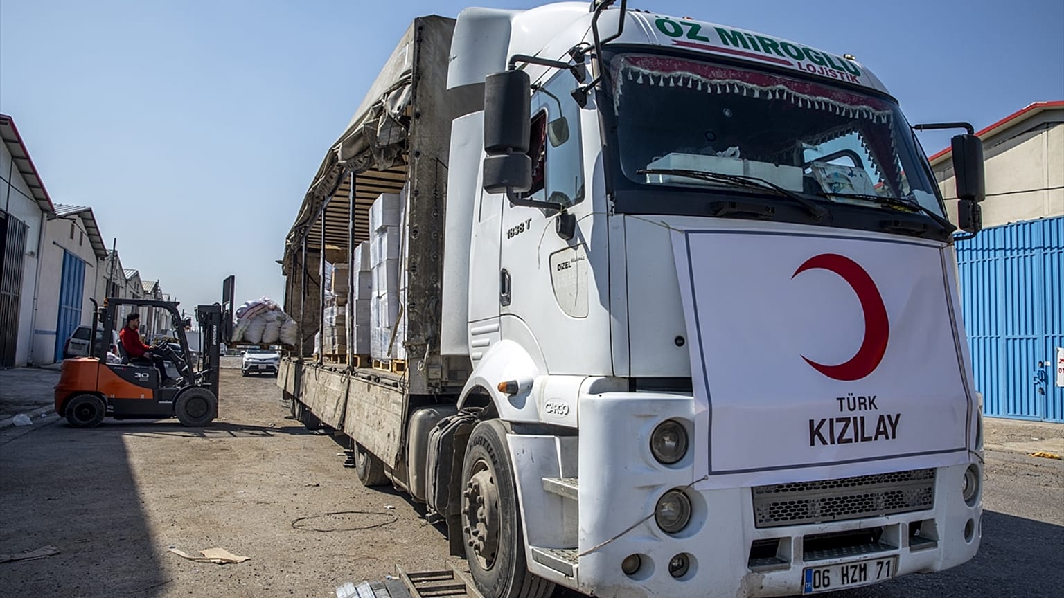 Kızılay yardım tırı