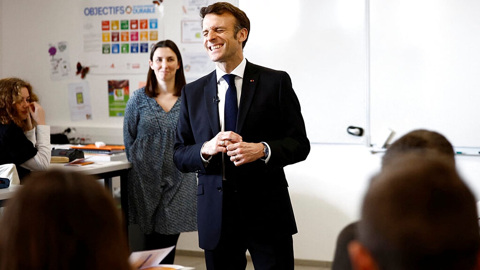 El presidente Emmanuel Macron en un aula del colegio Jean Lartaut en Jarnac, Francia 28/2/2023