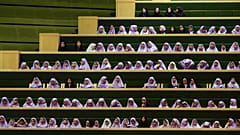 Arşiv: , İranlı kız öğrenciler Tahran'da parlamentonun açık oturumunda milletvekillerinin tartışmalarını takip ediyor. 1 Mart 2016