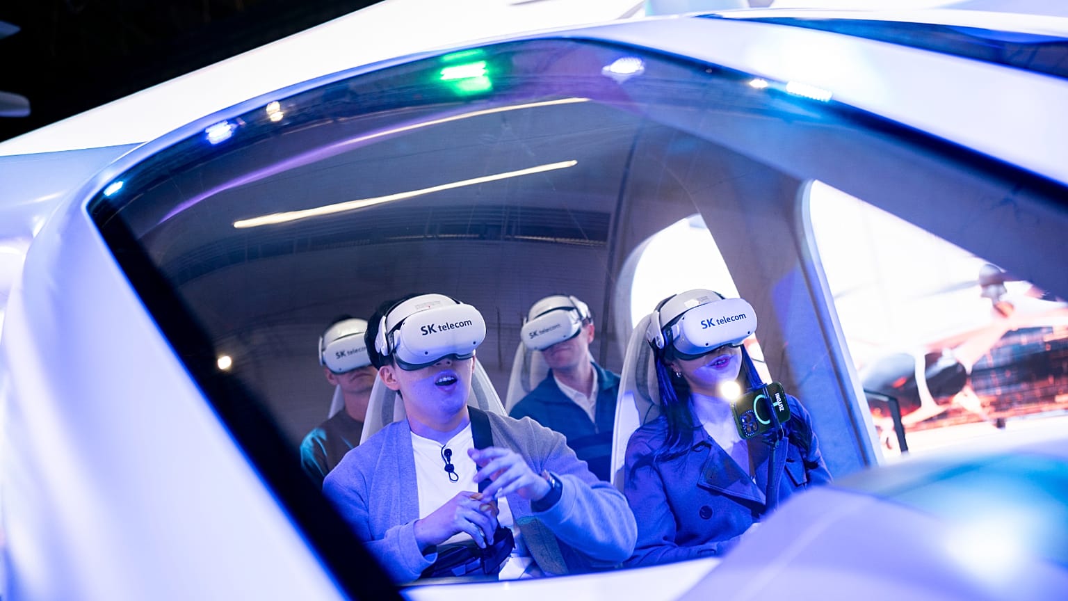  يختبر الزوار جهاز محاكاة الطيران SK Telecom VR