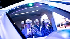  يختبر الزوار جهاز محاكاة الطيران SK Telecom VR