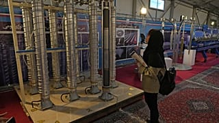 نگاه دانشجویی به سانتریفیوژهای ساخت داخل ایران در نمایشگاهی از دستاوردهای هستهای این کشور، در تهران