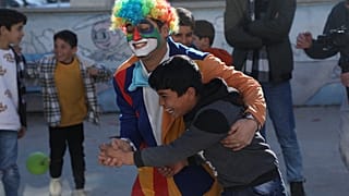 فراس الأحمد يلعب مع أحد الأطفال 