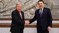  الأمين العام للأمم المتحدة أنطونيو غوتيريش إلى جانب وزير الخلرجية العراقي فؤاد حسين 