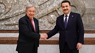 الأمين العام للأمم المتحدة أنطونيو غوتيريش إلى جانب وزير الخلرجية العراقي فؤاد حسين
