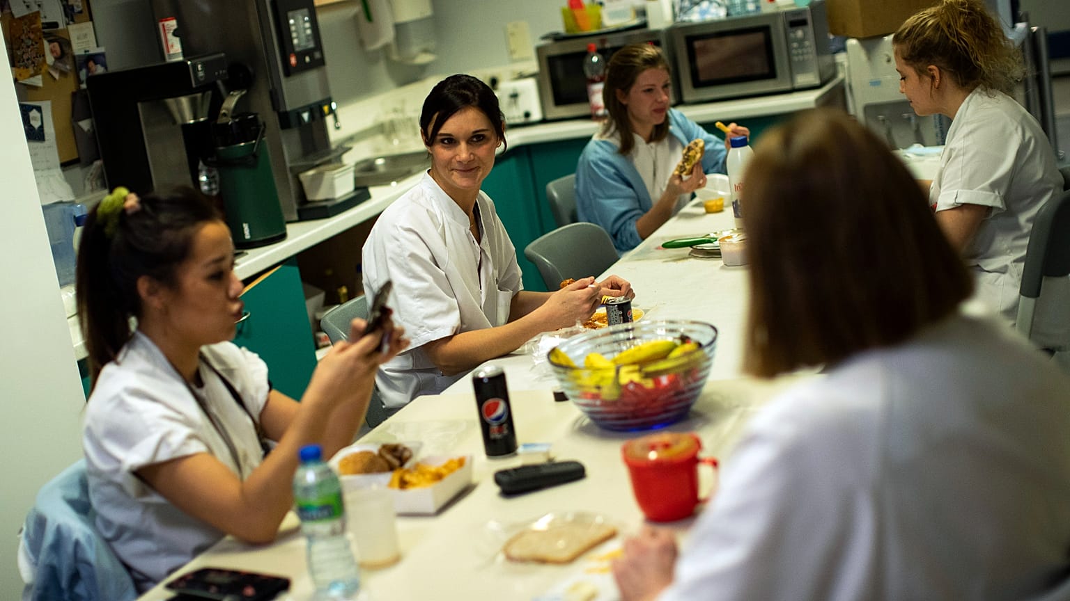 L'infirmière Anne-Catherine Charlier échange avec ses collègues lors d'une pause dîner dans le service de soins intensifs pour les patients à l'hôpital public de Liège.