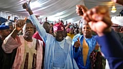 Tinubu nach der Verkündung seines Sieges 