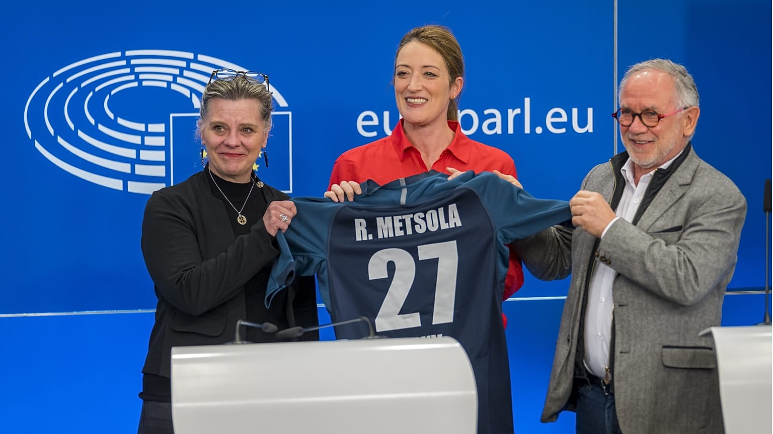 Председатель Европарламента Роберта Метсола (в центре) и депутаты Анн-Софи Пеллетье и Эрик Андрие 