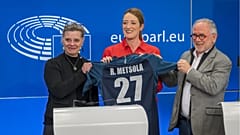 EU-Parlamentspräsidentin Roberta Metsola mit ihrem Trikot der 27 Mitgliedstaaten